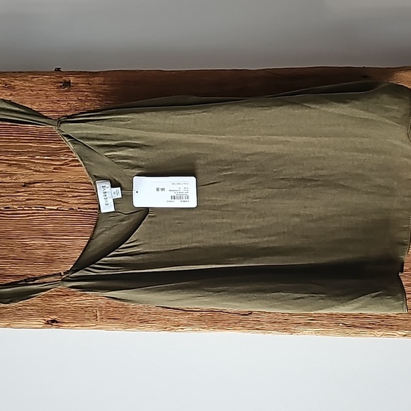 NWT Evereve  silky vneck lined kyle cami olive green sz L - Picture 3 of 7
